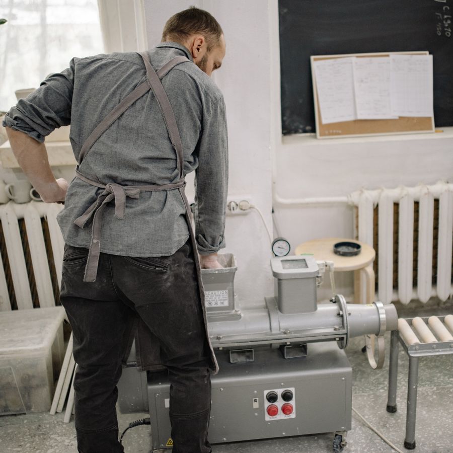 Taller de cerámica — torno de alfarero
